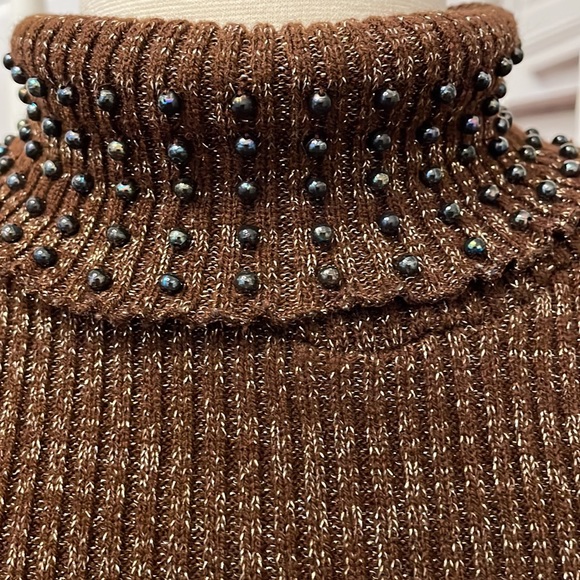 International | Tops - Picture 2 of 2